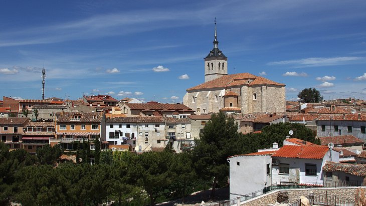 Plaza Mayor porticada de piedra y madera en Colmenar de Oreja