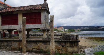 Vista panorámica de Combarro con sus hórreos de piedra alineados junto al mar en la ría de Pontevedra