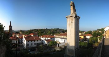 Panorámica de Comillas con El Capricho de Gaudí y los tejados de la villa junto al mar Cantábrico