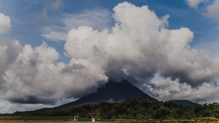 Volcán Arenal rodeado de selva tropical en Costa Rica