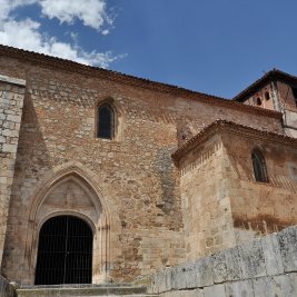 Vista panorámica de Covarrubias con sus casas de entramado de madera junto al río Arlanza