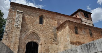 Vista panorámica de Covarrubias con sus casas de entramado de madera junto al río Arlanza