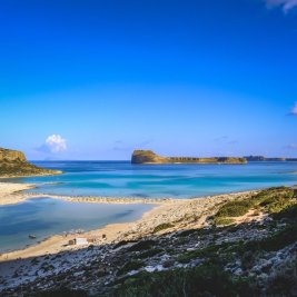 Laguna turquesa de Balos con arena blanca en la isla de Creta