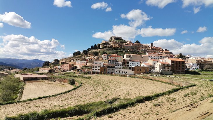 Vista panorámica de Culla, pueblo medieval de piedra en lo alto de una montaña del Alto Maestrazgo de Castellón