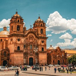Plaza de Armas de Cusco con la catedral y las montañas andinas detrás