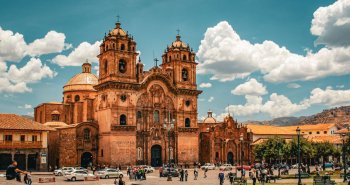Plaza de Armas de Cusco con la catedral y las montañas andinas detrás