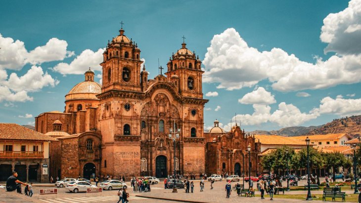 Plaza de Armas de Cusco con la catedral y las montañas andinas detrás
