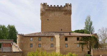 Vista del castillo medieval de Cuzcurrita de Río Tirón junto al puente de piedra sobre el río