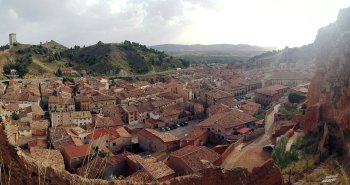 Vista de Daroca con sus murallas y torreones medievales recorriendo los cerros que rodean el caserío