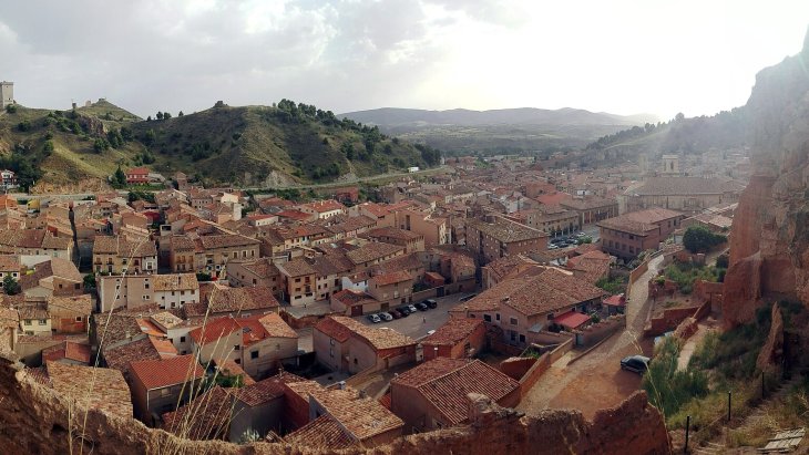 Vista de Daroca con sus murallas y torreones medievales recorriendo los cerros que rodean el caserío