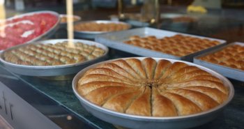 Bandejas de baklava con pistacho en una pastelería de Estambul