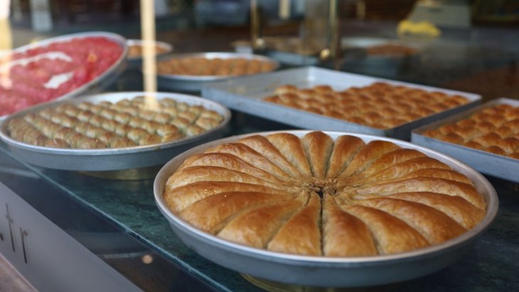 Bandejas de baklava con pistacho en una pastelería de Estambul
