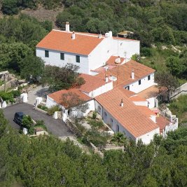 Vista panorámica de las casas blancas de Es Mercadal con el Monte Toro y su santuario al fondo, en el centro de Menorca