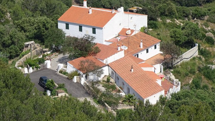 Vista panorámica de las casas blancas de Es Mercadal con el Monte Toro y su santuario al fondo, en el centro de Menorca