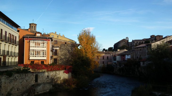 Panorámica de Estella-Lizarra con sus iglesias monumentales sobre el río Ega