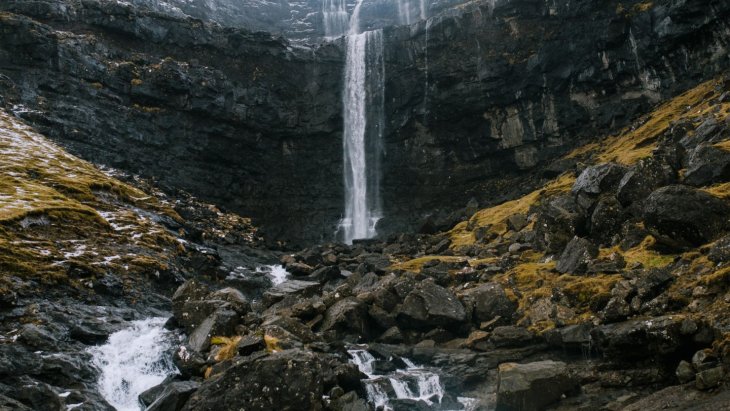 Cascada de Múlafossur cayendo al mar junto a la aldea de Gásadalur, Islas Feroe