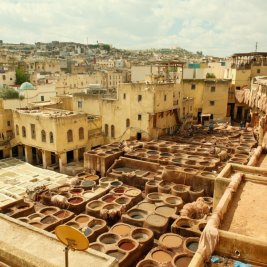 Pozas de tintes de colores en las curtidurías de la medina de Fez