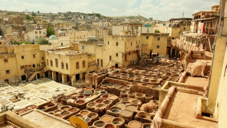 Pozas de tintes de colores en las curtidurías de la medina de Fez
