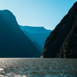 El pico Mitre reflejado en las aguas del fiordo de Milford Sound, Nueva Zelanda