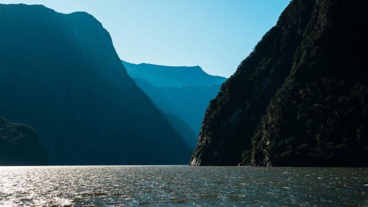 El pico Mitre reflejado en las aguas del fiordo de Milford Sound, Nueva Zelanda