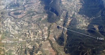 Panorámica de Frías con sus casas colgadas y el castillo de los Velasco sobre la peña