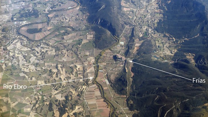 Panorámica de Frías con sus casas colgadas y el castillo de los Velasco sobre la peña