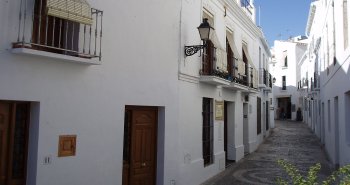 Vista panorámica de las casas blancas de Frigiliana en la ladera de la sierra, con el Mediterráneo al fondo