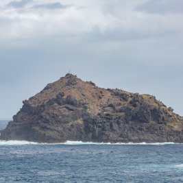 Panorámica de Garachico con las piscinas naturales de El Caletón y el casco histórico junto al mar, en Tenerife