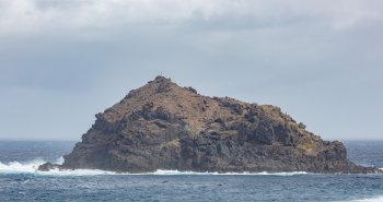 Panorámica de Garachico con las piscinas naturales de El Caletón y el casco histórico junto al mar, en Tenerife