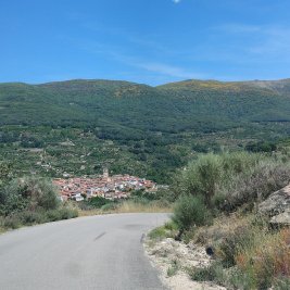 Vista panorámica de Garganta la Olla con sus casas de entramado de madera entre las laderas verdes de La Vera