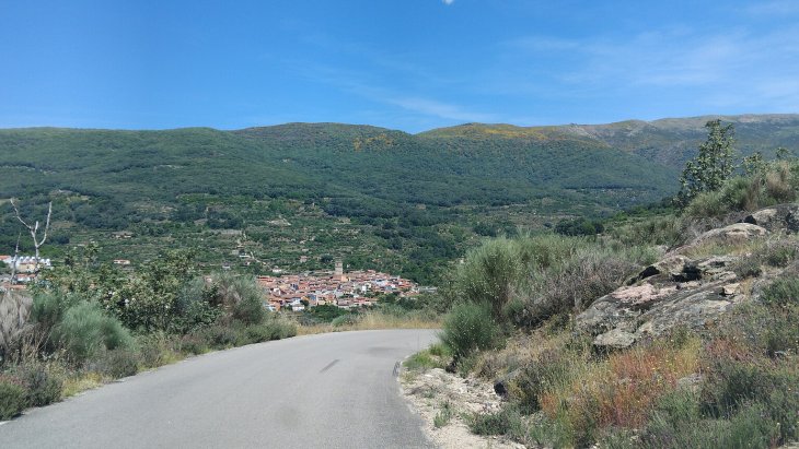 Vista panorámica de Garganta la Olla con sus casas de entramado de madera entre las laderas verdes de La Vera
