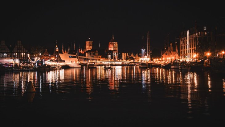 Fachadas de colores y la grúa medieval junto al río Motlawa en Gdansk