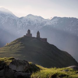 Iglesia de la Trinidad de Gergeti sobre las montañas del Cáucaso en Georgia