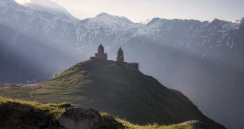Iglesia de la Trinidad de Gergeti sobre las montañas del Cáucaso en Georgia