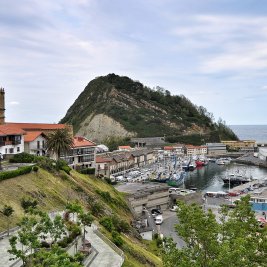 Panorámica de Getaria con el monte San Antón, el puerto pesquero y los tejados del casco medieval