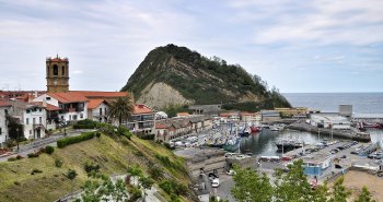 Panorámica de Getaria con el monte San Antón, el puerto pesquero y los tejados del casco medieval