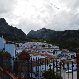 Vista del pueblo blanco de Grazalema rodeado por las montañas calizas de la sierra gaditana