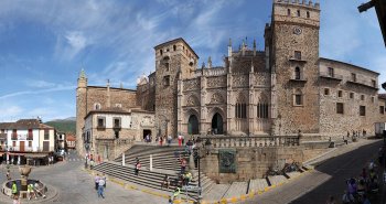 Panorámica del pueblo de Guadalupe con el Real Monasterio destacando sobre el caserío y las sierras de Las Villuercas