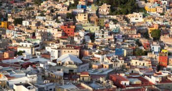 Casas de colores en las laderas de Guanajuato, México
