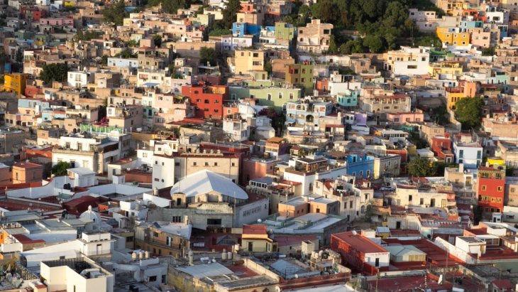 Casas de colores en las laderas de Guanajuato, México