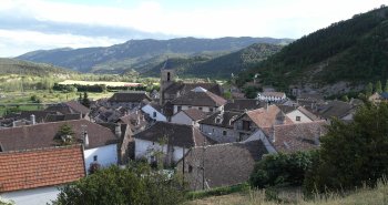 Vista panorámica del pueblo de Hecho con sus tejados de losa y las montañas del Pirineo aragonés al fondo