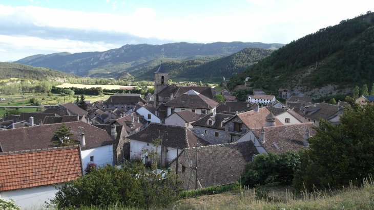 Vista panorámica del pueblo de Hecho con sus tejados de losa y las montañas del Pirineo aragonés al fondo