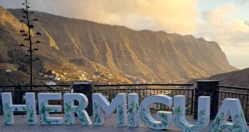 Valle de Hermigua en La Gomera, con bancales de plátanos, casas blancas y los roques de San Pedro al fondo
