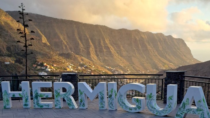 Valle de Hermigua en La Gomera, con bancales de plátanos, casas blancas y los roques de San Pedro al fondo