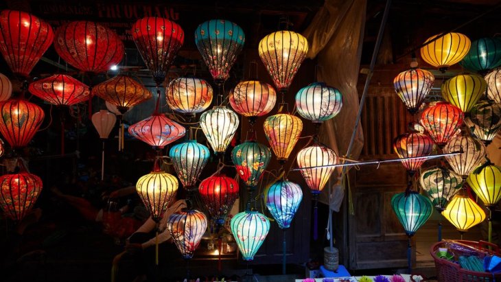 Farolillos de colores iluminando una calle del casco antiguo de Hoi An