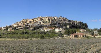 Vista panorámica de Horta de Sant Joan sobre su colina con las montañas de Els Ports al fondo