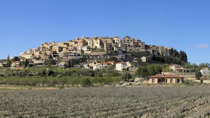 Vista panorámica de Horta de Sant Joan sobre su colina con las montañas de Els Ports al fondo