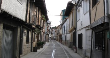 Panorámica del pueblo de Jerte rodeado de cerezos en flor en el valle del Jerte, Cáceres