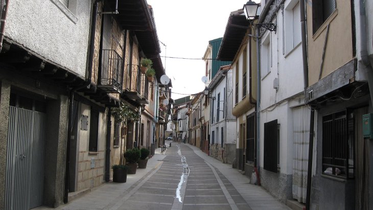 Panorámica del pueblo de Jerte rodeado de cerezos en flor en el valle del Jerte, Cáceres