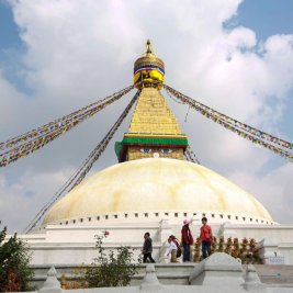 Estupa de Boudhanath con los ojos de Buda y banderas de oración en Katmandú